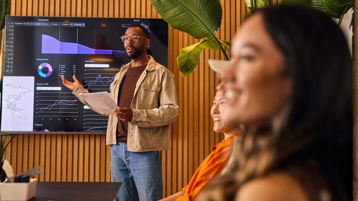 marketer reporting on email marketing results and ROI of email thanks to new email list growth strategies